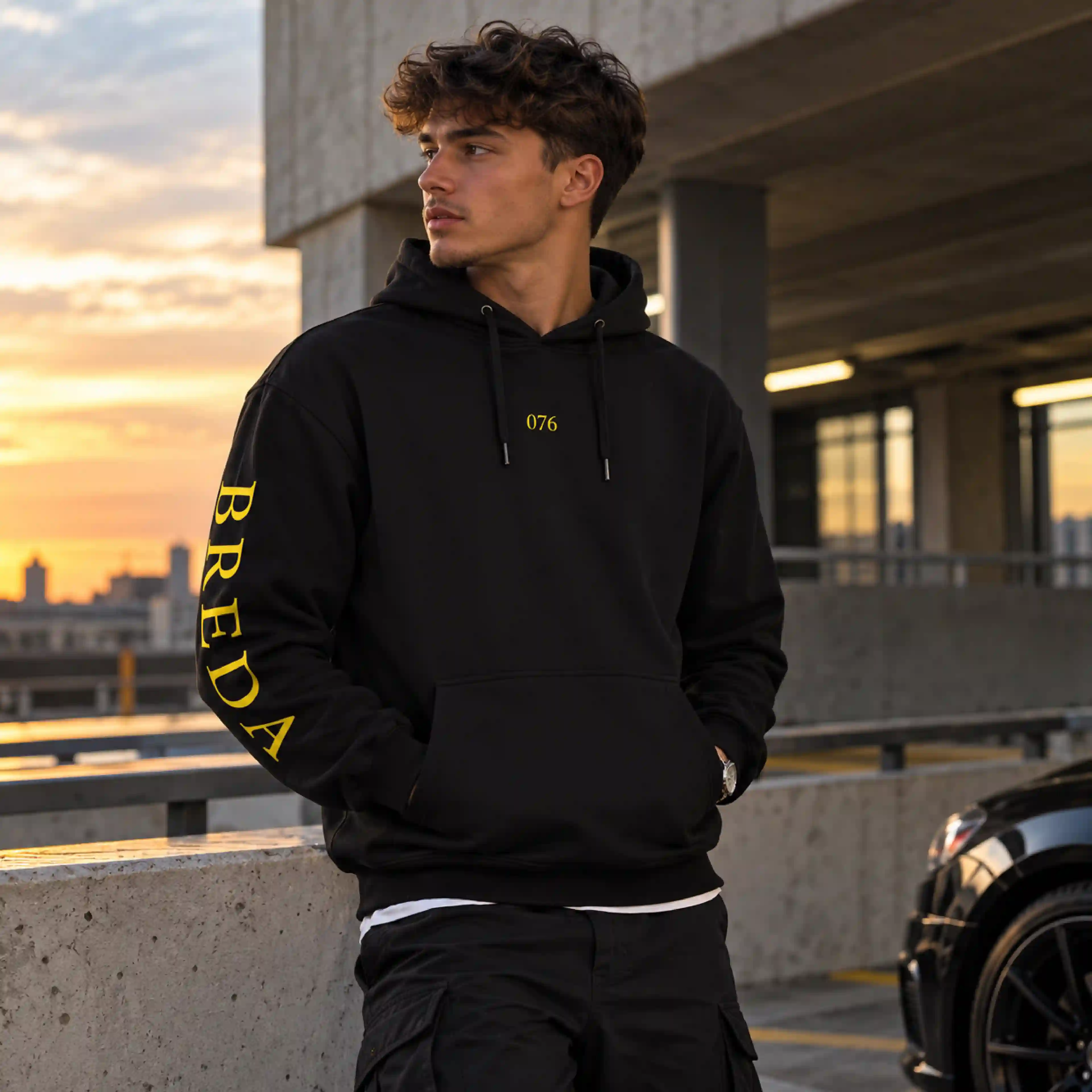 Skyline Breda Hoodie - Breda model hoodie zwart vlak geelvoorzijde 3 - Skyline Breda Hoodie (78)
