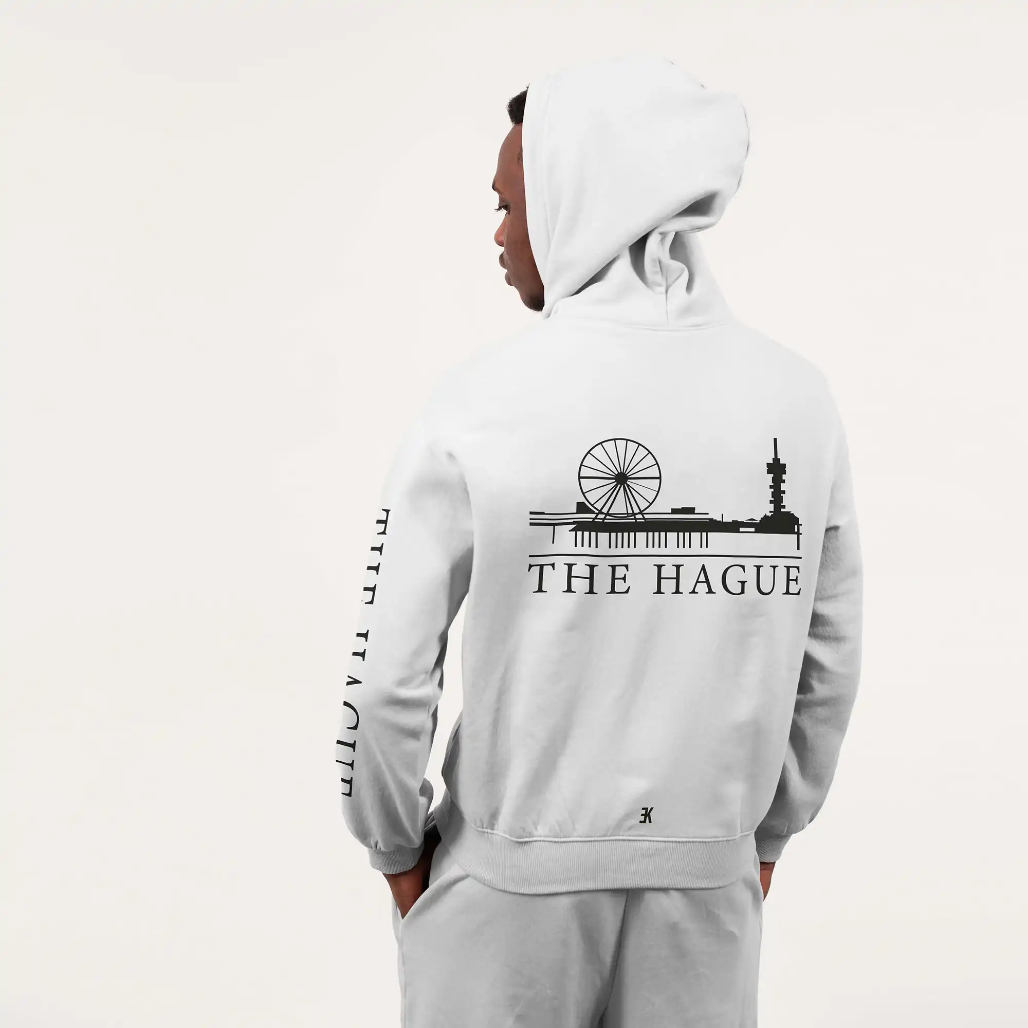 Skyline Den Haag Hoodie - Denhaag hoodie model wit skyline 2 - EK8206