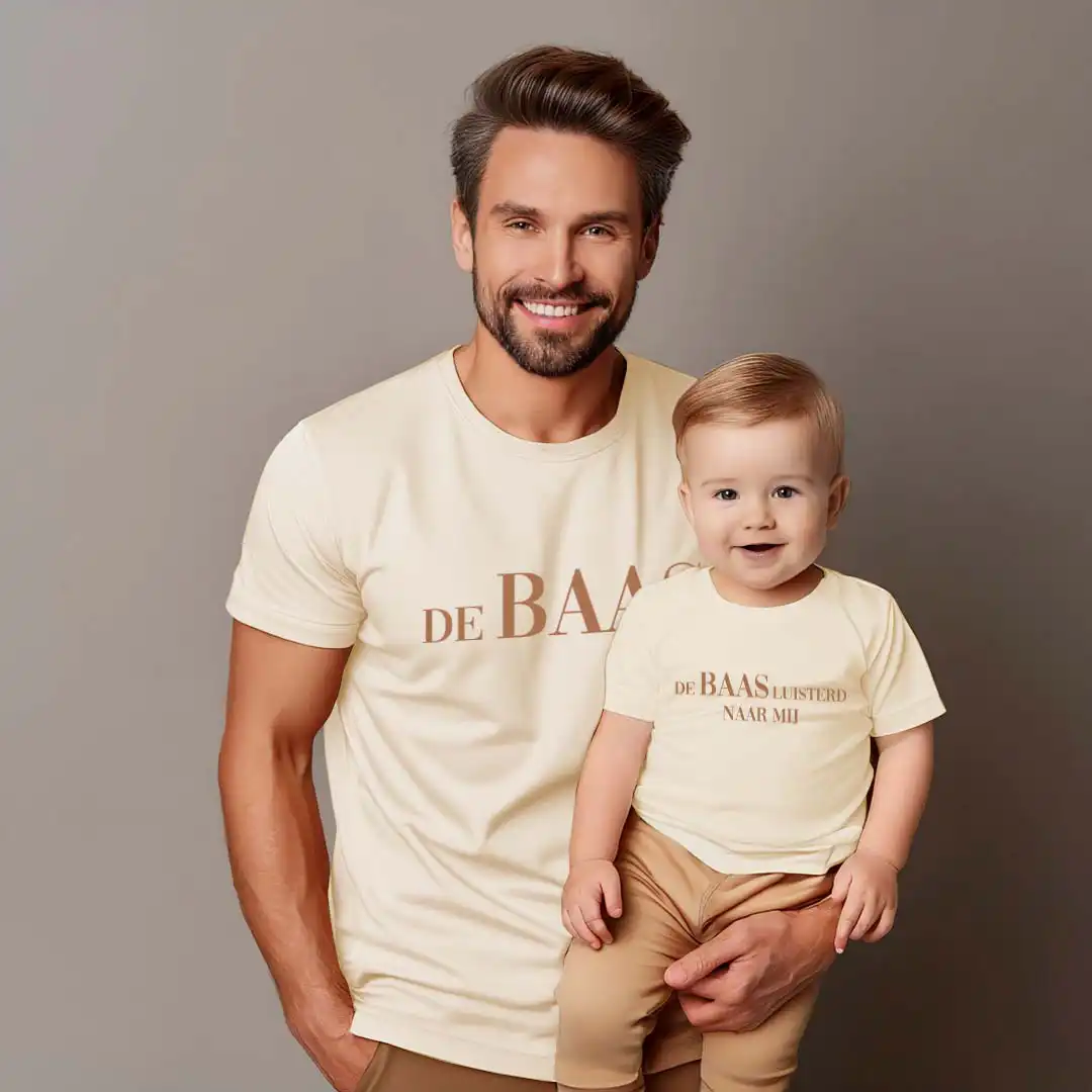 Matching Shirts Vaderdag Kids - De Baas - Evenementenkledingnl model debaas vaderdag shirt romper beige - Matching Shirts Vaderdag Kids - De Baas (2347