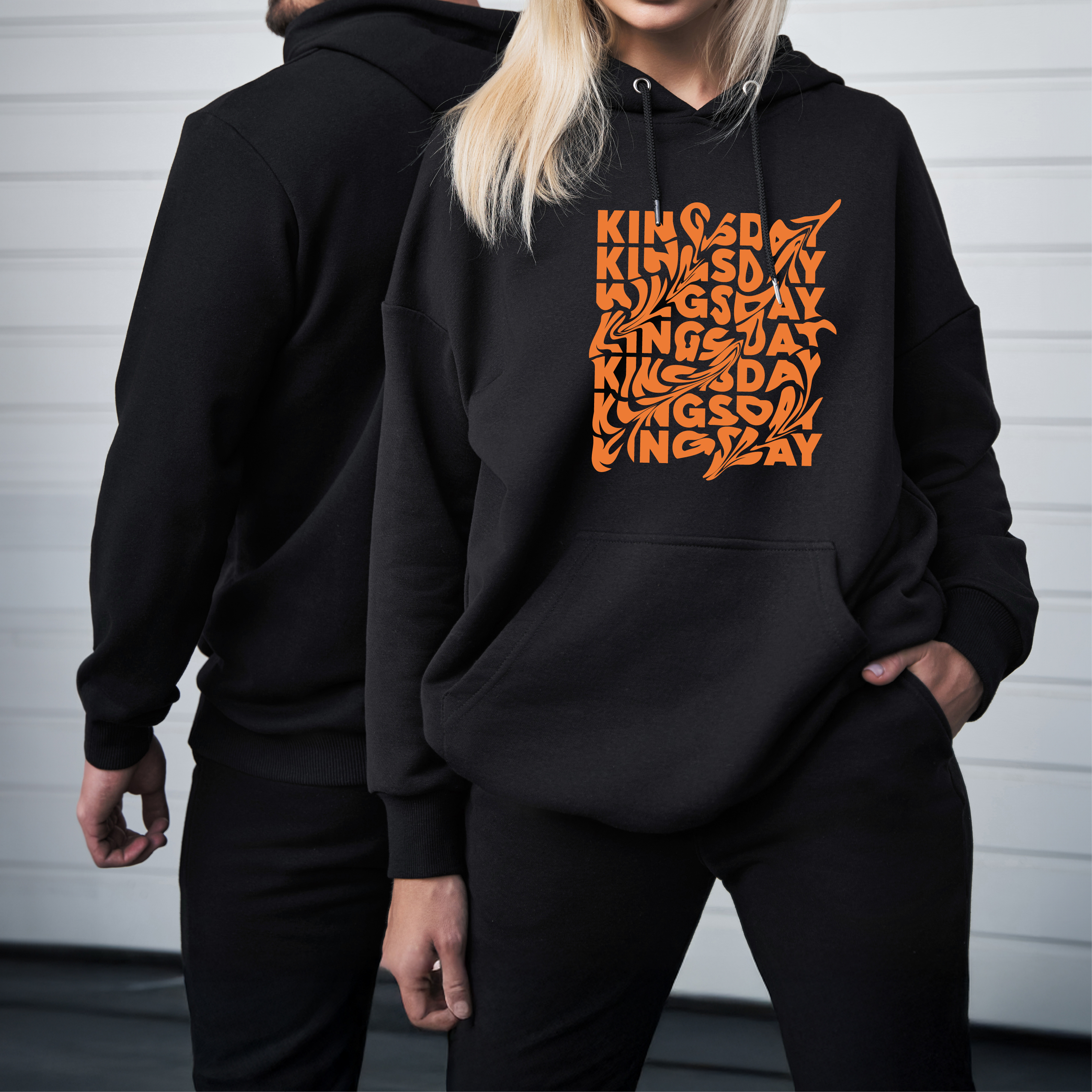 Kingsday Text - Hoodie - Hoodie zwart model kingsday tekst - Kingsday Text - Hoodie