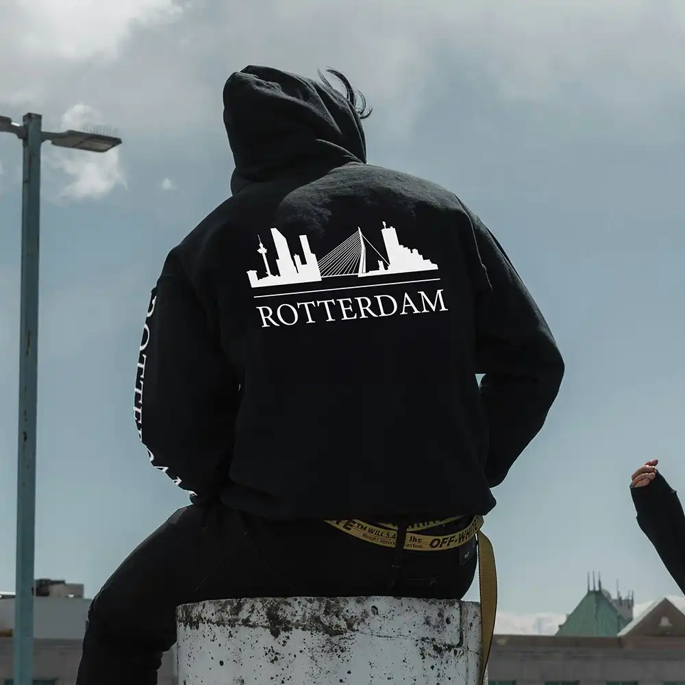 Skyline Rotterdam Hoodie - Model mockup hoodie rotterdam zwart 8 - Skyline Rotterdam Hoodie  (21551)