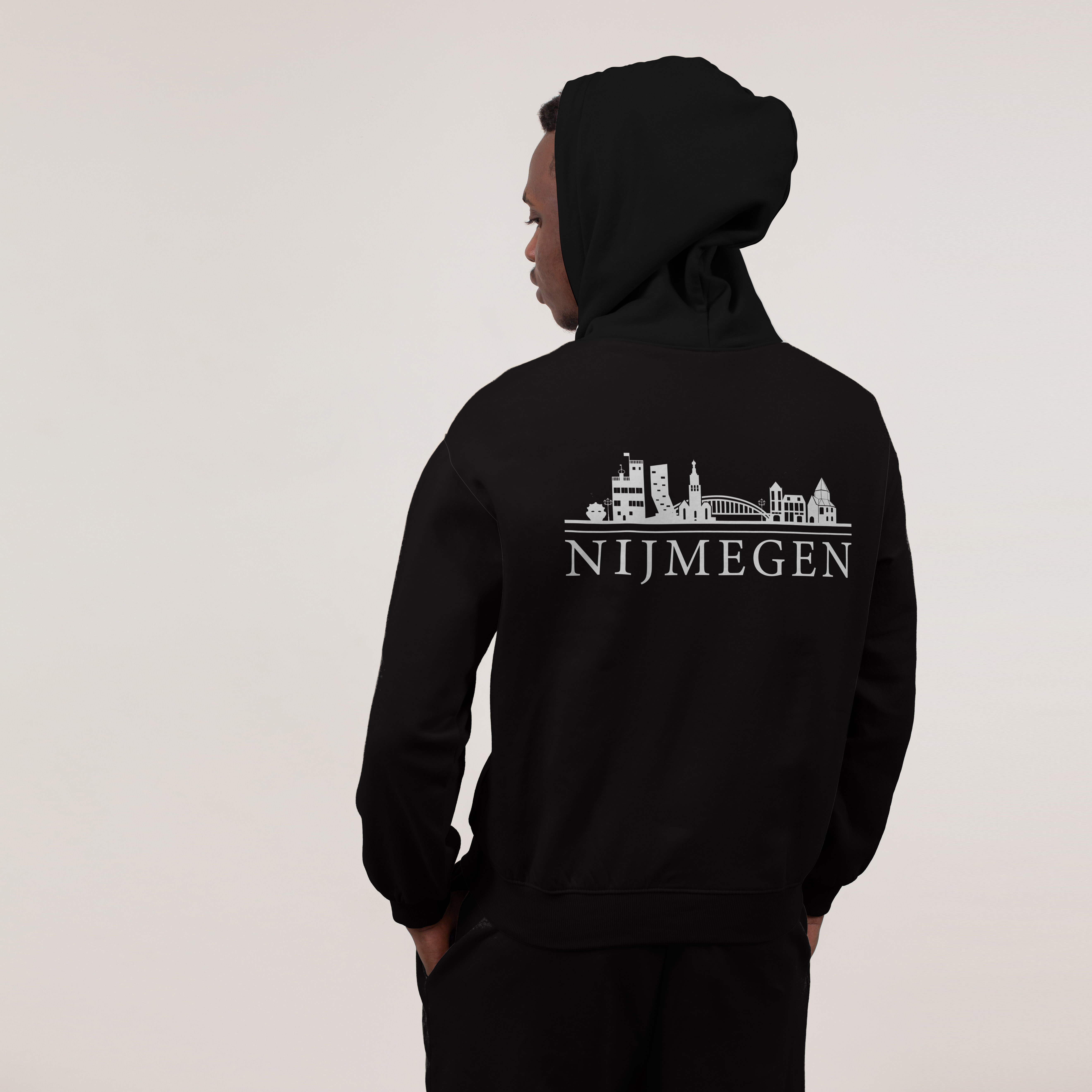 Skyline Nijmegen Hoodie - Nijmegen model hoodie zwart skyline wit 1 - Skyline Nijmegen Hoodie 
