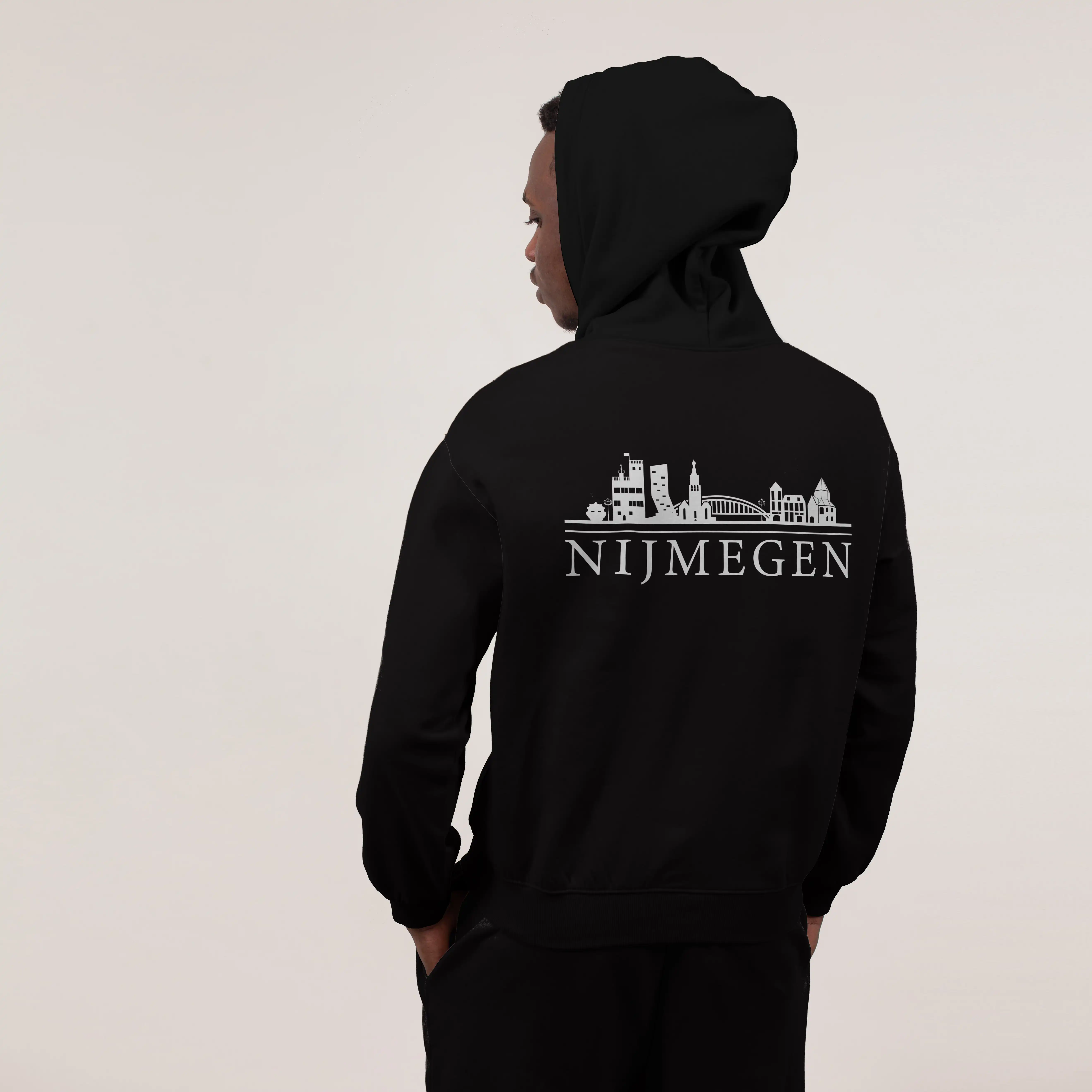 Skyline Nijmegen Hoodie - Nijmegen model hoodie zwart skyline wit 4 - Skyline Nijmegen Hoodie  (zwart met rood)