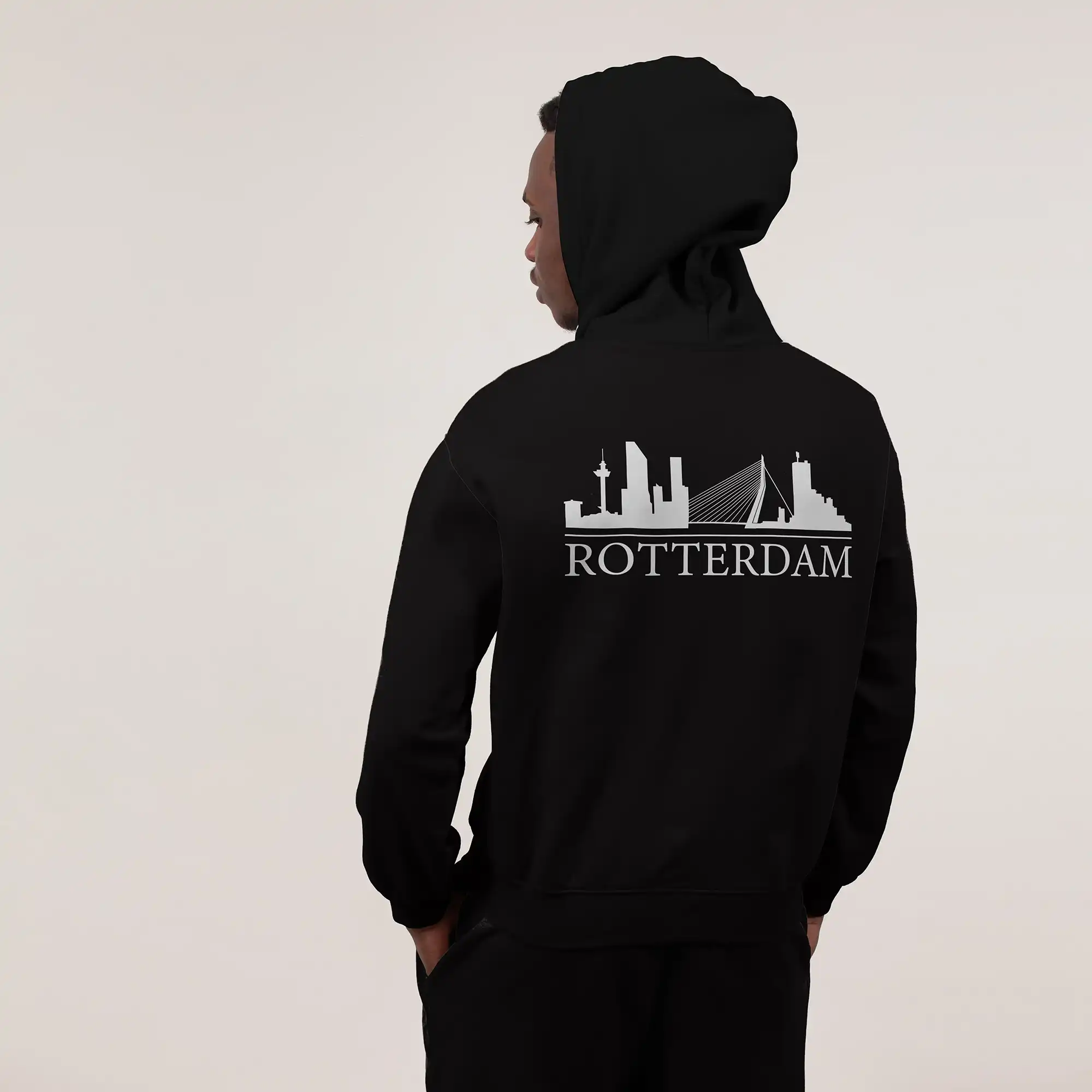 Skyline Rotterdam Hoodie - Rttrdm model hoodie skyline wit 1 - Skyline Rotterdam Hoodie 