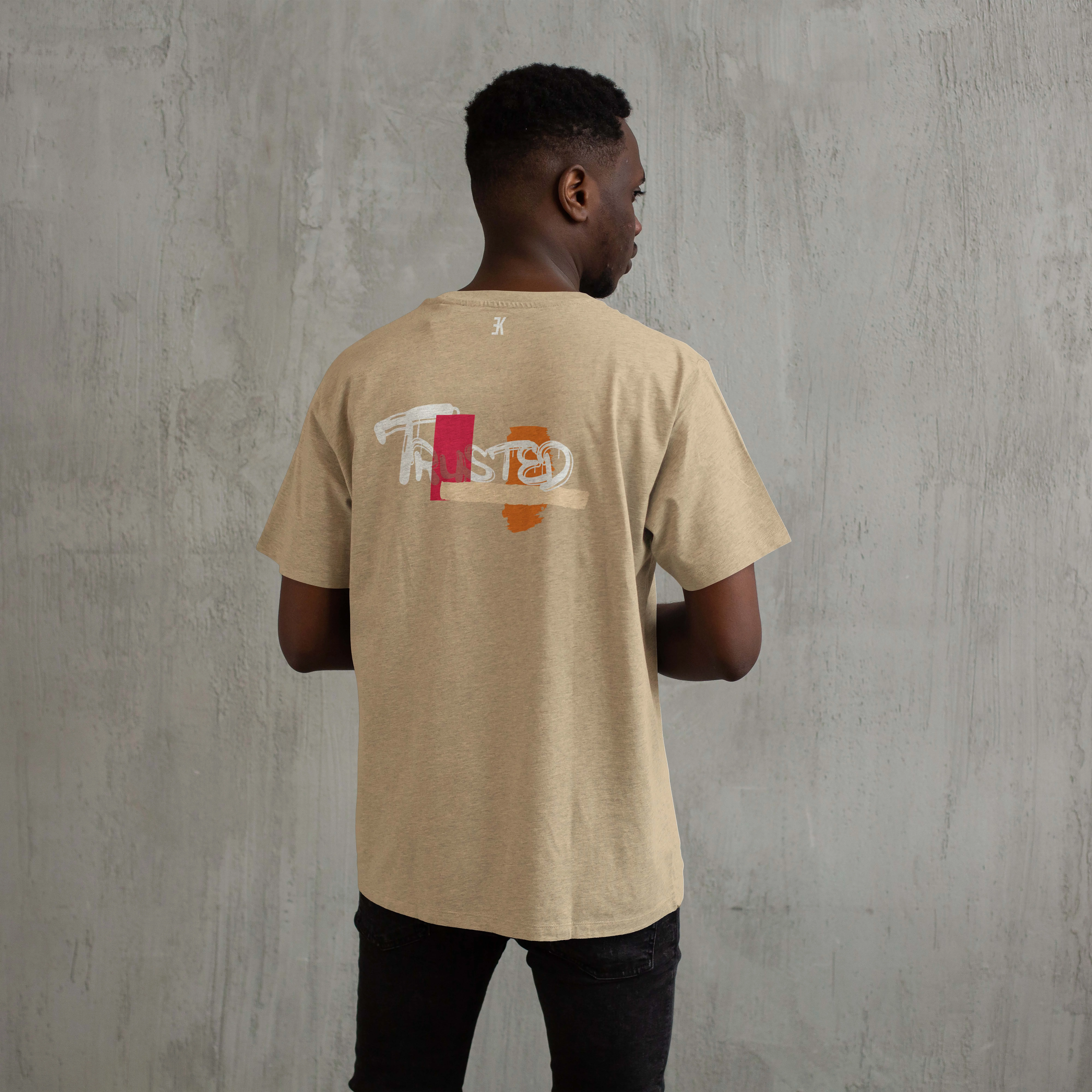 TRUSTED -  T-Shirt - Shirt beige model mockup trusted 5 - O35986 (40)