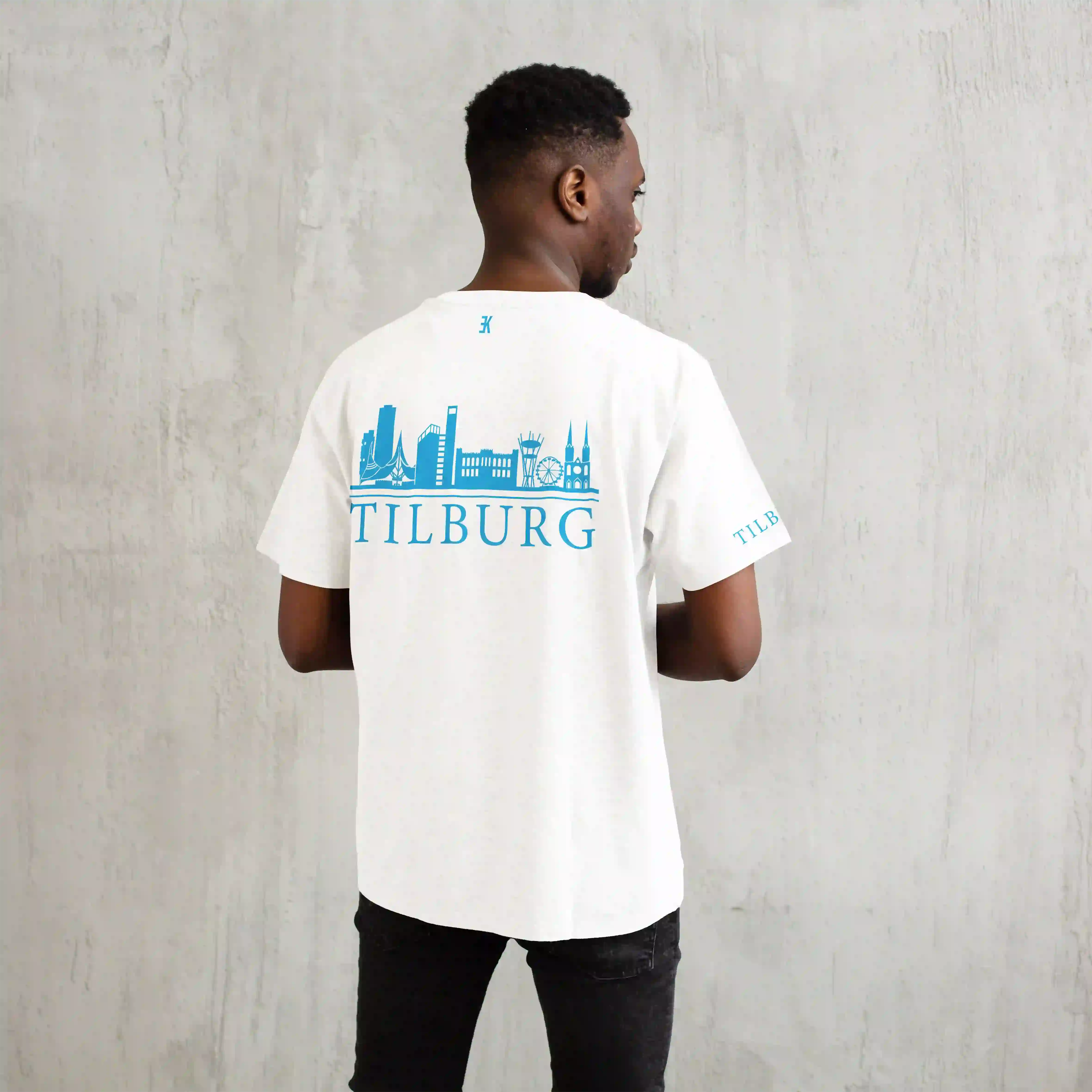 Skyline Tilburg Shirt - Tlbrg model shirt wit skyline blauw 2 - Skyline Tilburg Shirt O98564