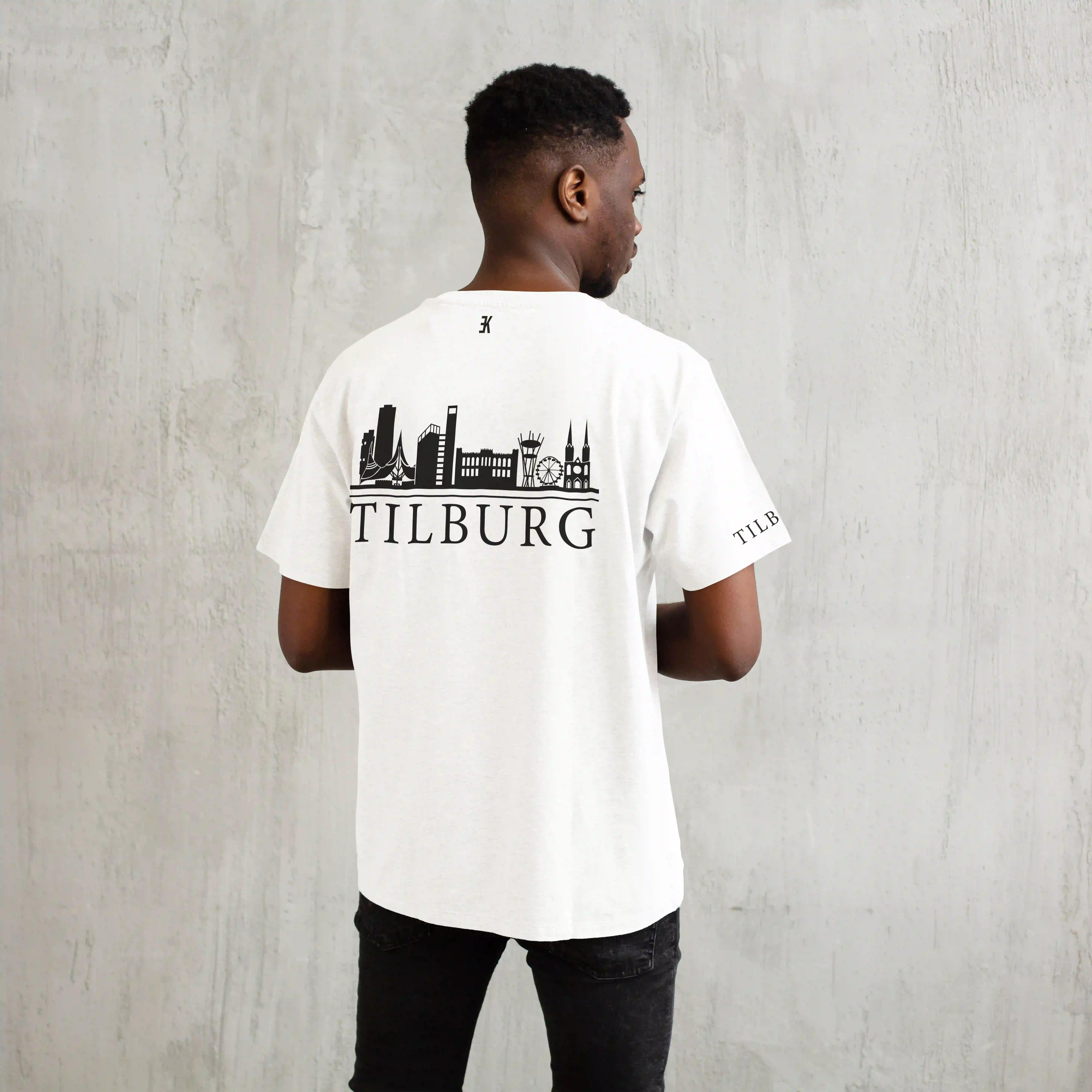 Skyline Tilburg Shirt - Tlbrg model shirt wit skyline zwart 1 - Skyline Tilburg Shirt O16035